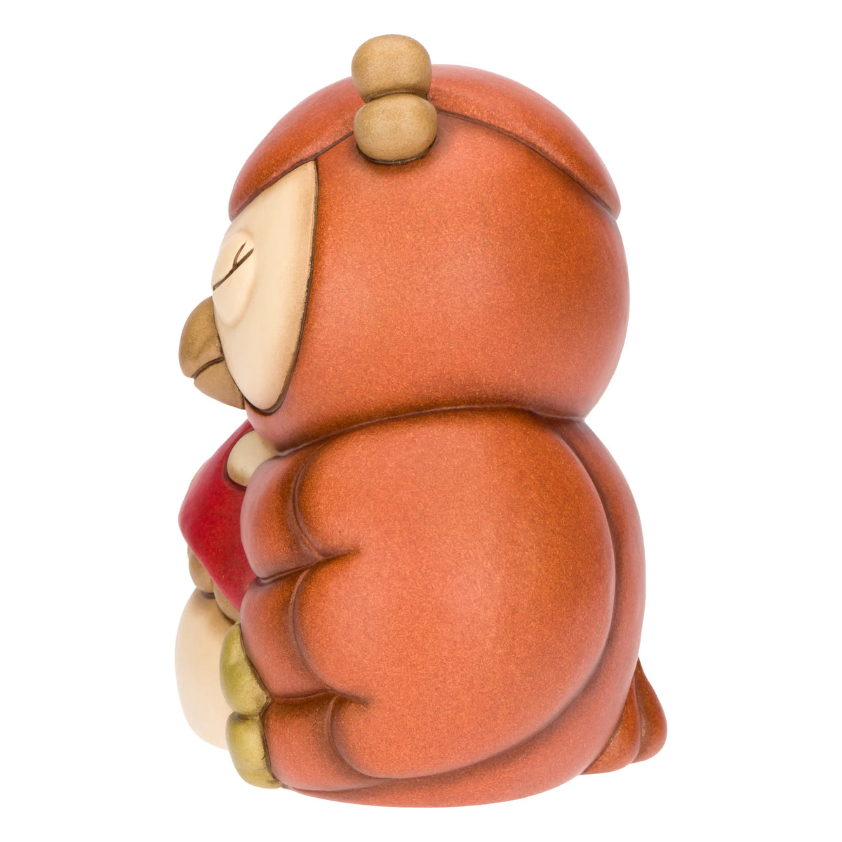 La statuetta Gufo con Fungo THUN è un soprammobile in ceramica decorata a mano che ritrae un tenero gufetto addormentato mentre abbraccia un fungo rosso e un quadrifoglio portafortuna. Questa creazione artigianale dai toni caldi del marrone è un complemento d'arredo perfetto per decorare la casa o come preziosa idea regalo da collezione.