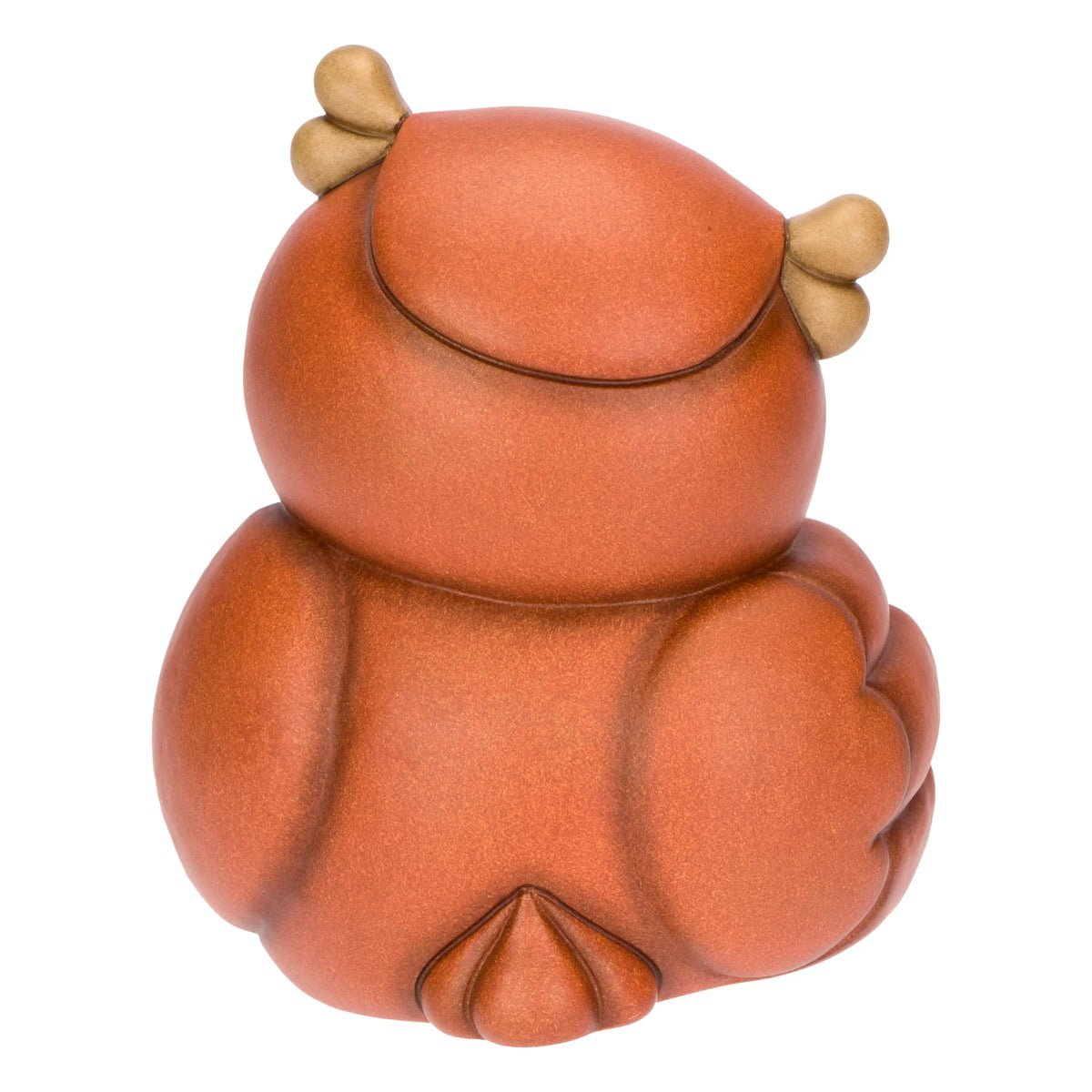La statuetta Gufo con Fungo THUN è un soprammobile in ceramica decorata a mano che ritrae un tenero gufetto addormentato mentre abbraccia un fungo rosso e un quadrifoglio portafortuna. Questa creazione artigianale dai toni caldi del marrone è un complemento d'arredo perfetto per decorare la casa o come preziosa idea regalo da collezione.