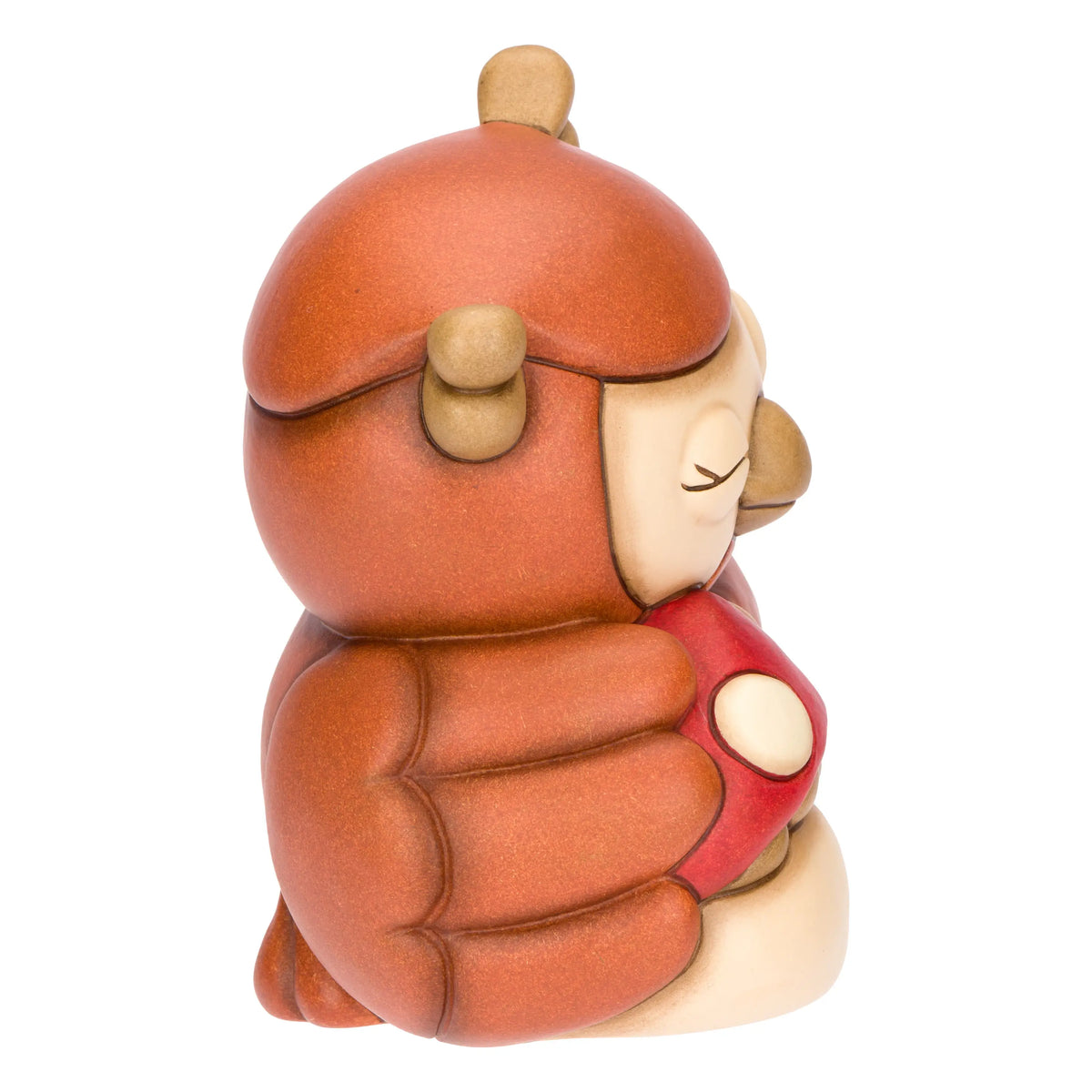 La statuetta Gufo con Fungo THUN è un soprammobile in ceramica decorata a mano che ritrae un tenero gufetto addormentato mentre abbraccia un fungo rosso e un quadrifoglio portafortuna. Questa creazione artigianale dai toni caldi del marrone è un complemento d'arredo perfetto per decorare la casa o come preziosa idea regalo da collezione.