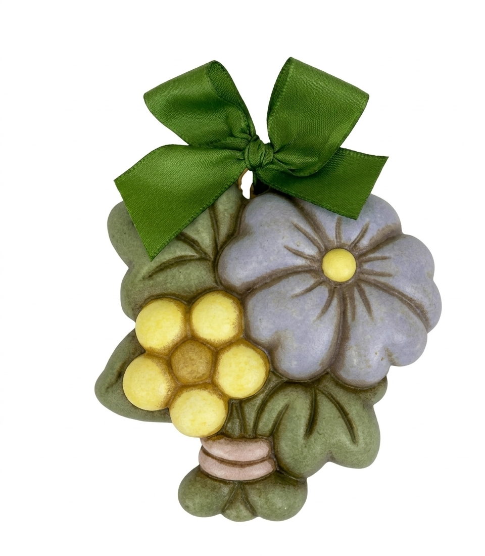 La Formella Piccola Fiore Malva THUN è un decoro da parete in ceramica dipinta a mano che raffigura un bouquet con fiori color malva e giallo arricchito da un elegante nastro verde a fiocco. Questo pezzo da collezione, mostrato nel file Formella Piccola Fiore Malva.png, rappresenta una perfetta idea regalo per decorare la casa con lo stile iconico e artigianale del marchio.