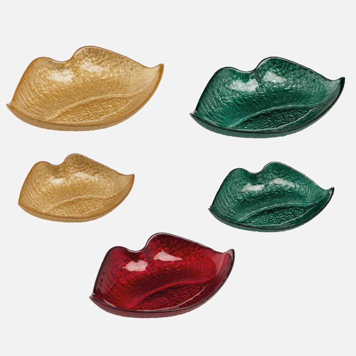Vassoio svuotatasche a forma di bocca firmato Ilary Queen, caratterizzato da un design a labbra sagomate con una suggestiva superficie texturizzata dall'effetto glitterato e metallico. Disponibile in diverse varianti di colore assortite tra cui oro scintillante, verde smeraldo e rosso rubino, questo elegante e moderno oggetto decorativo è perfetto come svuotatasche da ingresso o come originale idea regalo per la casa.