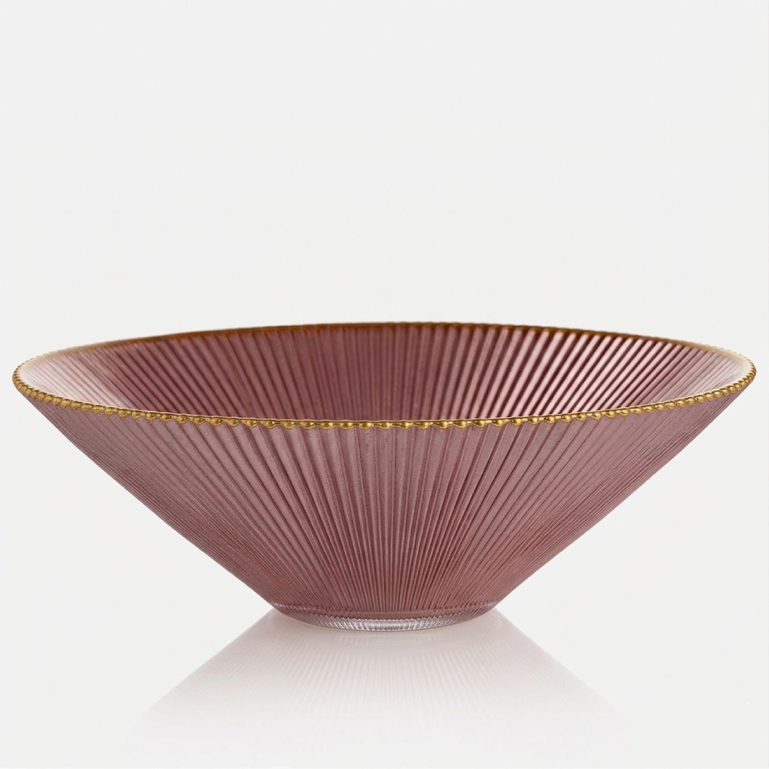 Ciotola centrotavola Ilary Queen in tonalità rosa cipria caratterizzata da una raffinata texture plissettata e un sottile bordo dorato lucido. Questo elegante complemento d'arredo dal design contemporaneo è perfetto come svuotatasche o elemento decorativo per arricchire con stile tavoli e mobili della zona living.