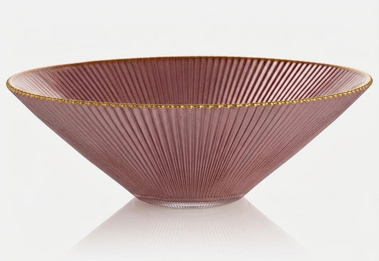 Ciotola centrotavola Ilary Queen in tonalità rosa cipria caratterizzata da una raffinata texture plissettata e un sottile bordo dorato lucido. Questo elegante complemento d'arredo dal design contemporaneo è perfetto come svuotatasche o elemento decorativo per arricchire con stile tavoli e mobili della zona living.