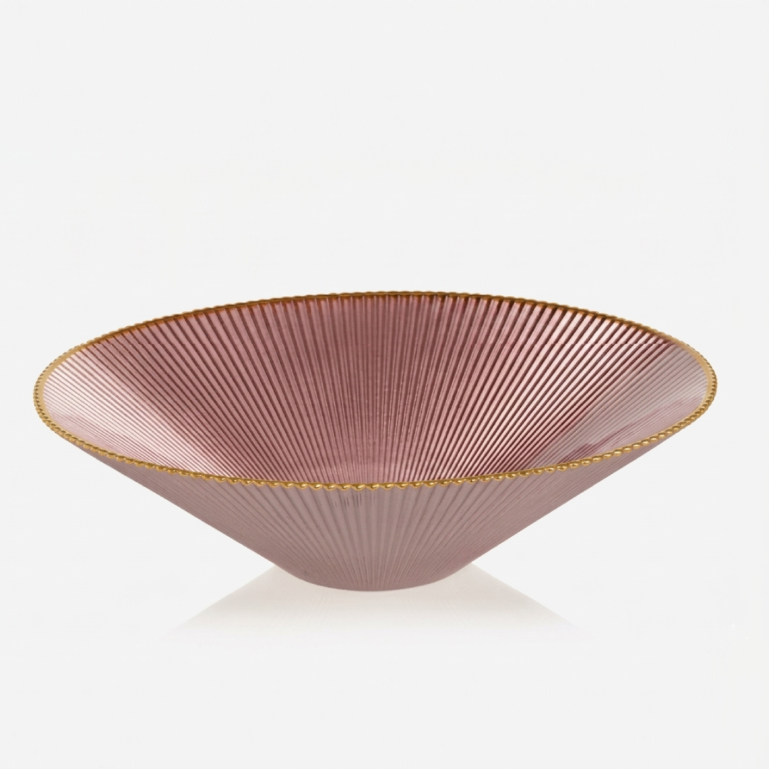 Ciotola centrotavola Ilary Queen in tonalità rosa cipria caratterizzata da una raffinata texture plissettata e un sottile bordo dorato lucido. Questo elegante complemento d'arredo dal design contemporaneo è perfetto come svuotatasche o elemento decorativo per arricchire con stile tavoli e mobili della zona living.