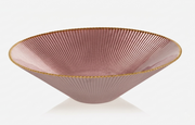 Ciotola centrotavola Ilary Queen in tonalità rosa cipria caratterizzata da una raffinata texture plissettata e un sottile bordo dorato lucido. Questo elegante complemento d'arredo dal design contemporaneo è perfetto come svuotatasche o elemento decorativo per arricchire con stile tavoli e mobili della zona living.