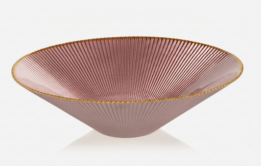 Ciotola centrotavola Ilary Queen in tonalità rosa cipria caratterizzata da una raffinata texture plissettata e un sottile bordo dorato lucido. Questo elegante complemento d'arredo dal design contemporaneo è perfetto come svuotatasche o elemento decorativo per arricchire con stile tavoli e mobili della zona living.