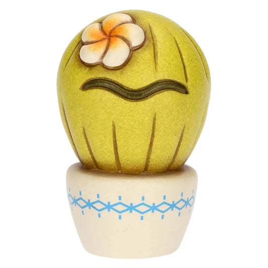 Mini cactus decorativo Thun in ceramica con un delicato fiore bianco sfumato d'arancio, reso inconfondibile dal caratteristico sopracciglio stilizzato ispirato a Frida Kahlo. Questa piccola statuina da collezione poggia su un vasetto bianco con decori geometrici azzurri, ideale come complemento d'arredo originale per donare un tocco di colore e design a ogni ambiente.