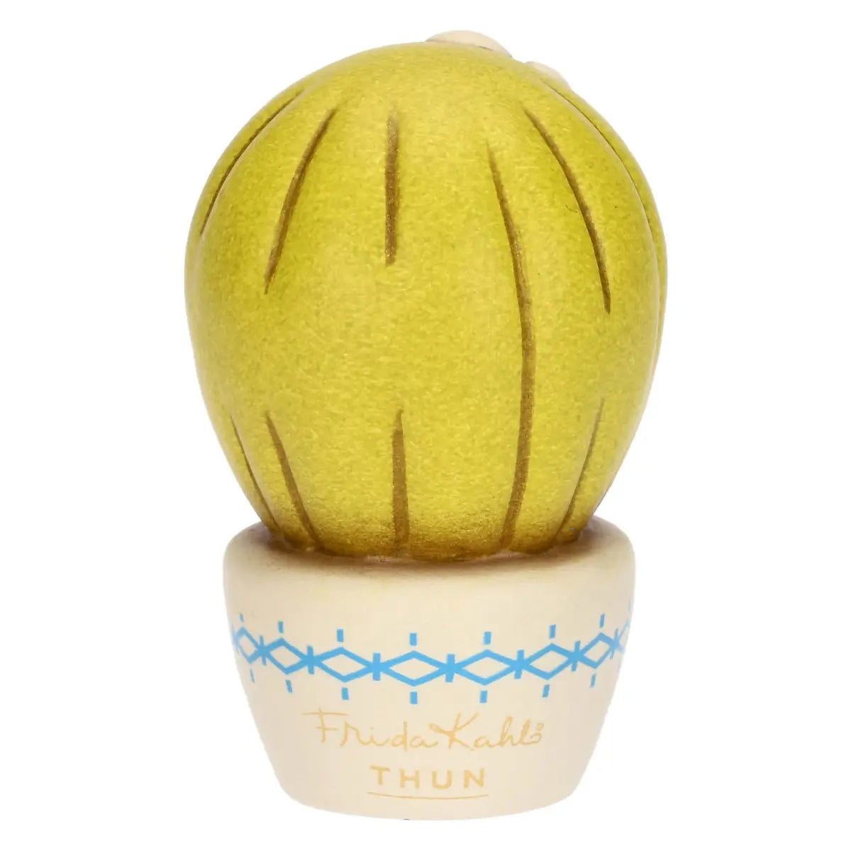 Mini cactus decorativo Thun in ceramica con un delicato fiore bianco sfumato d'arancio, reso inconfondibile dal caratteristico sopracciglio stilizzato ispirato a Frida Kahlo. Questa piccola statuina da collezione poggia su un vasetto bianco con decori geometrici azzurri, ideale come complemento d'arredo originale per donare un tocco di colore e design a ogni ambiente.