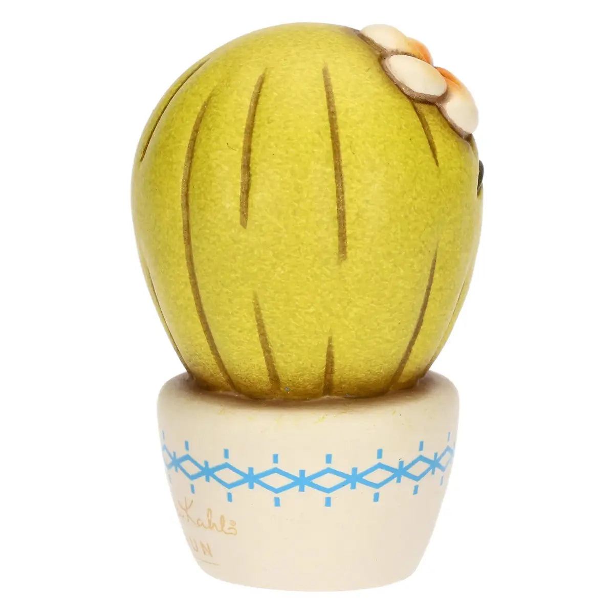 Mini cactus decorativo Thun in ceramica con un delicato fiore bianco sfumato d'arancio, reso inconfondibile dal caratteristico sopracciglio stilizzato ispirato a Frida Kahlo. Questa piccola statuina da collezione poggia su un vasetto bianco con decori geometrici azzurri, ideale come complemento d'arredo originale per donare un tocco di colore e design a ogni ambiente.