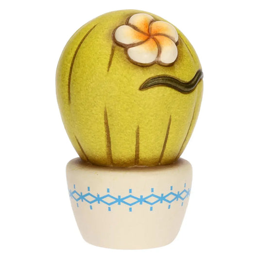 Mini cactus decorativo Thun in ceramica con un delicato fiore bianco sfumato d'arancio, reso inconfondibile dal caratteristico sopracciglio stilizzato ispirato a Frida Kahlo. Questa piccola statuina da collezione poggia su un vasetto bianco con decori geometrici azzurri, ideale come complemento d'arredo originale per donare un tocco di colore e design a ogni ambiente.