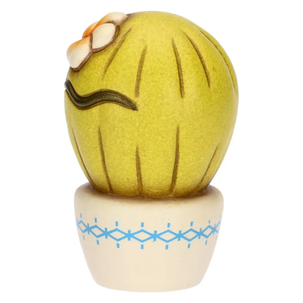 Mini cactus decorativo Thun in ceramica con un delicato fiore bianco sfumato d'arancio, reso inconfondibile dal caratteristico sopracciglio stilizzato ispirato a Frida Kahlo. Questa piccola statuina da collezione poggia su un vasetto bianco con decori geometrici azzurri, ideale come complemento d'arredo originale per donare un tocco di colore e design a ogni ambiente.