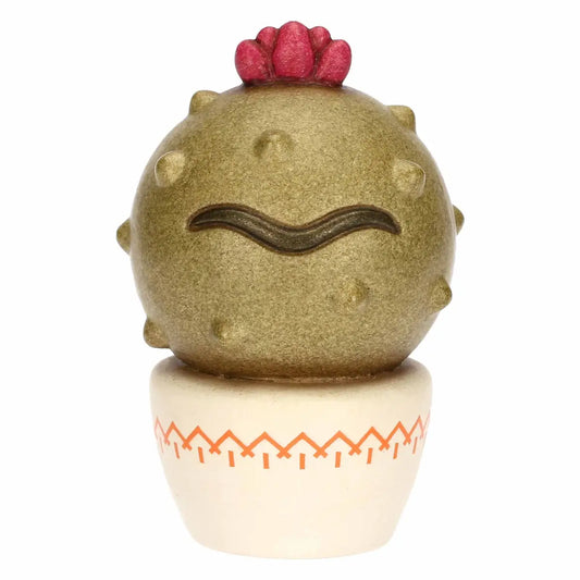 Mini cactus decorativo Thun in ceramica con fiore rosso sulla sommità, caratterizzato dall'iconico sopracciglio stilizzato ispirato alla pittrice Frida Kahlo. Questa piccola statuina ornamentale poggia su un vasetto bianco con decori etnici arancioni, rappresentando un'originale idea regalo da collezione per decorare con stile e allegria.