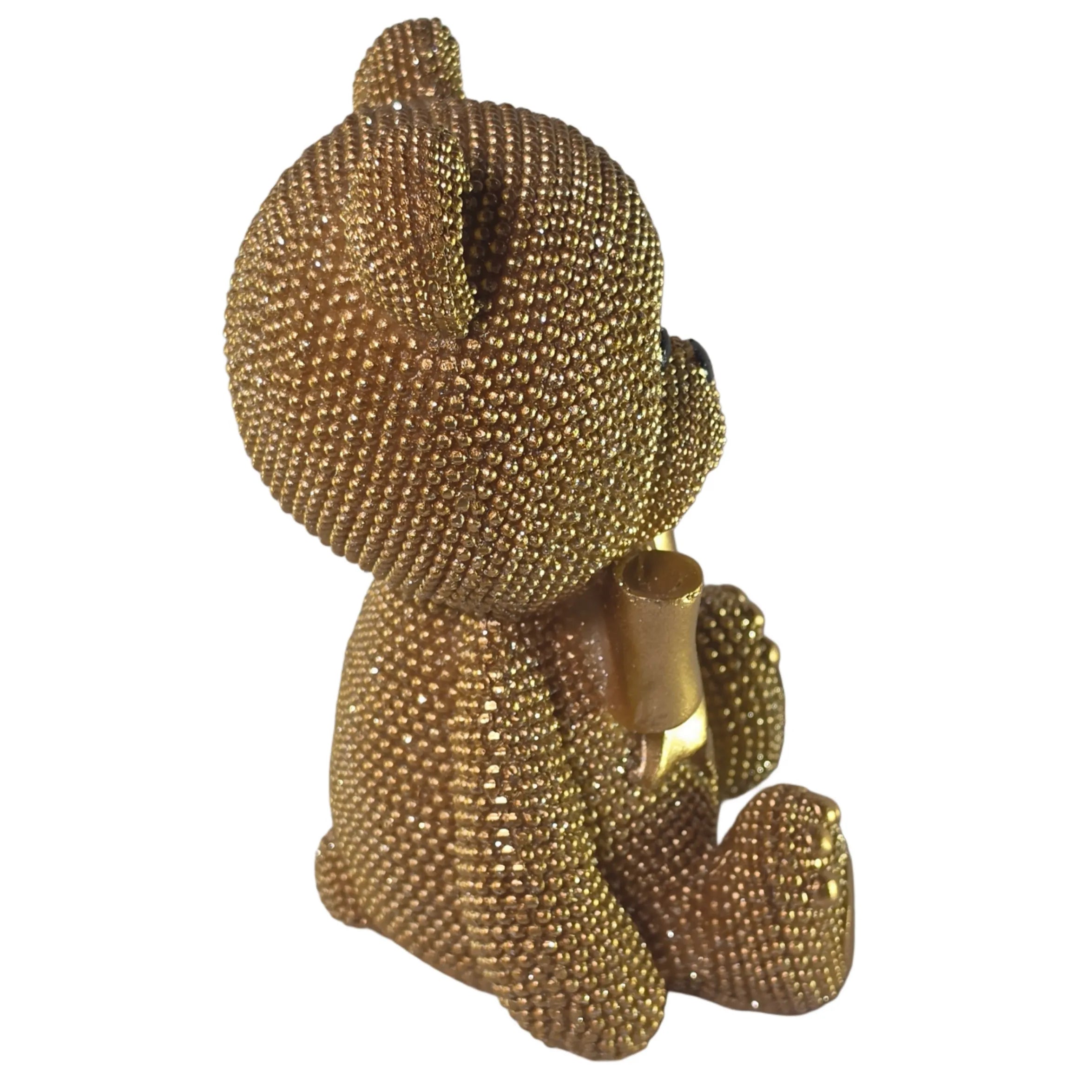 Statuina orsetto in resina dorata interamente ricoperta di brillantini glitterati, con fiocco raso oro al collo, occhi e naso neri e cuciture in rilievo sulle zampe. Oggetto decorativo scintillante firmato Sud Import, ideale come soprammobile glamour o idea regalo per bambini e occasioni speciali.
