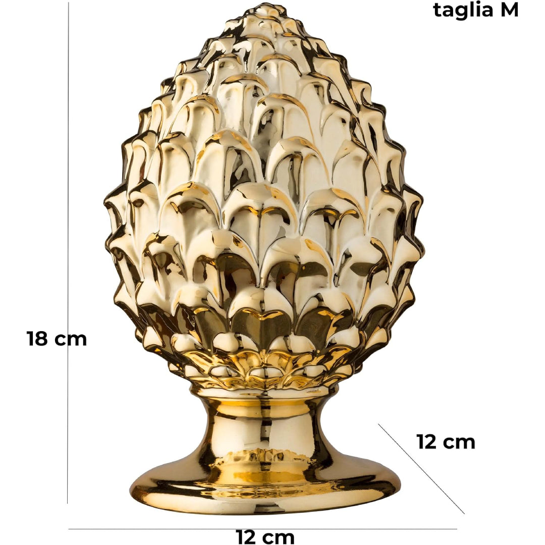 Pigna decorativa in ceramica dorata dalla tipica forma siciliana, con superficie lucida a squame in rilievo e base tornita. Oggetto d'arredo dalla tradizione mediterranea firmato Montemaggi, ideale come soprammobile o idea regalo raffinata.