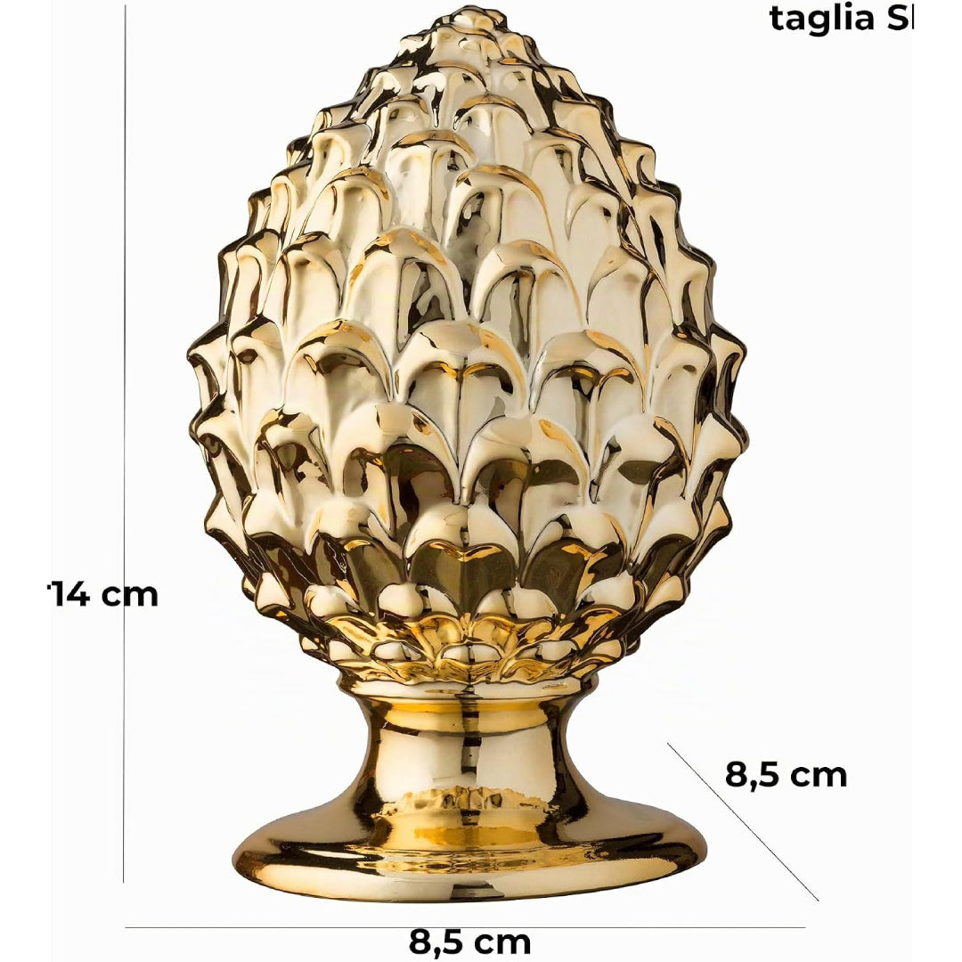 Pigna decorativa in ceramica dorata dalla tipica forma siciliana, con superficie lucida a squame in rilievo e base tornita. Oggetto d'arredo dalla tradizione mediterranea firmato Montemaggi, ideale come soprammobile o idea regalo raffinata.