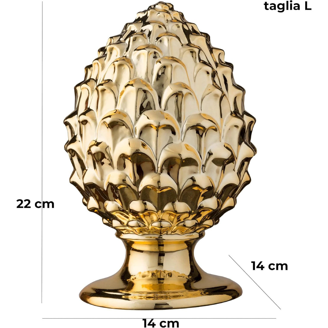 Pigna decorativa in ceramica dorata dalla tipica forma siciliana, con superficie lucida a squame in rilievo e base tornita. Oggetto d'arredo dalla tradizione mediterranea firmato Montemaggi, ideale come soprammobile o idea regalo raffinata.