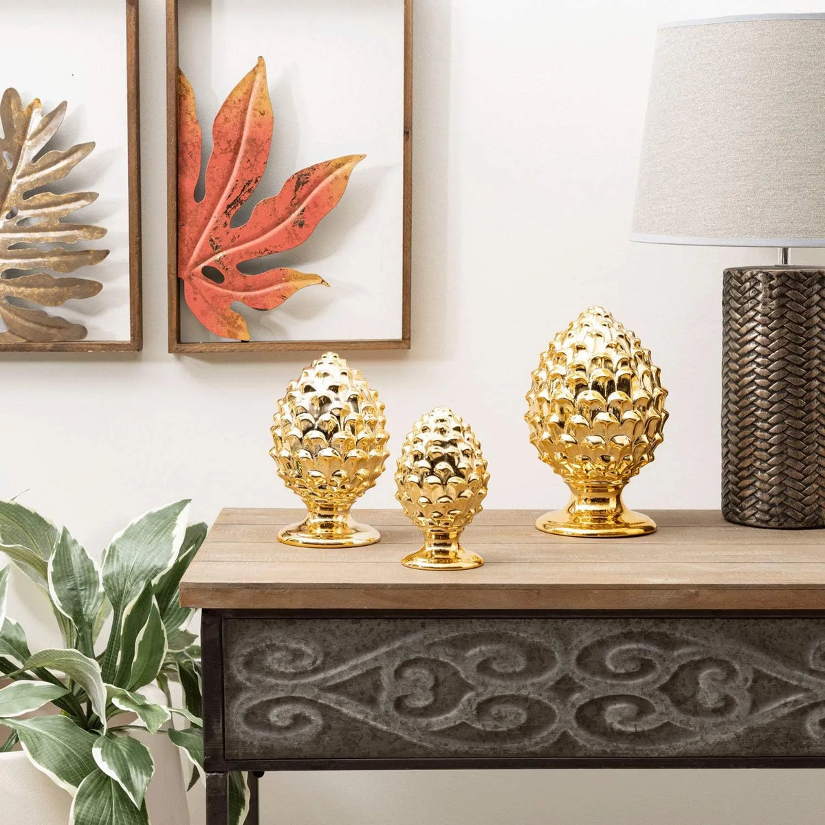 Pigna decorativa in ceramica dorata dalla tipica forma siciliana, con superficie lucida a squame in rilievo e base tornita. Oggetto d'arredo dalla tradizione mediterranea firmato Montemaggi, ideale come soprammobile o idea regalo raffinata.