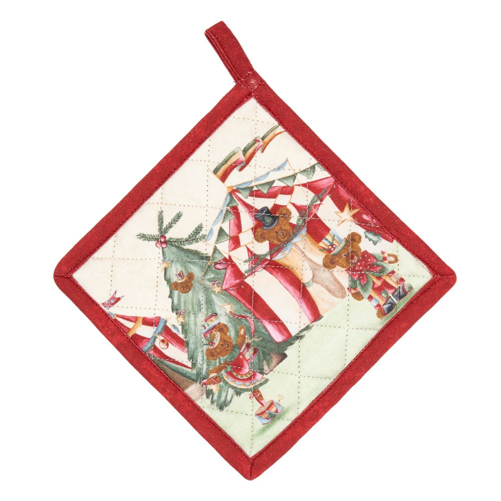 Presina natalizia trapuntata a piccoli quadri con illustrazione di un tendone da circo rosso e bianco. La scena include un albero addobbato a festa e un orsetta intenta a danzare con un nastro e un bordo rosso intenso con asola coordinata per appenderla.