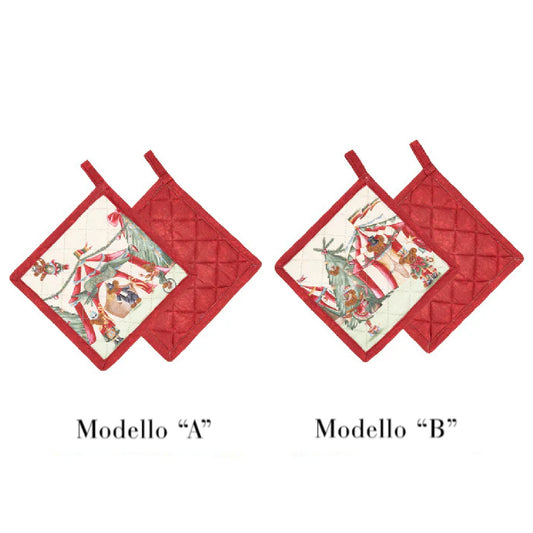 Due varianti di presine trapuntate "Bear Wonderland": il Modello A mostra un tendone da circo con orsetti acrobati e un cannone; il Modello B raffigura un villaggio circense con un albero di Natale e orsetti in festa. Entrambe hanno un retro rosso con trama a rombi.