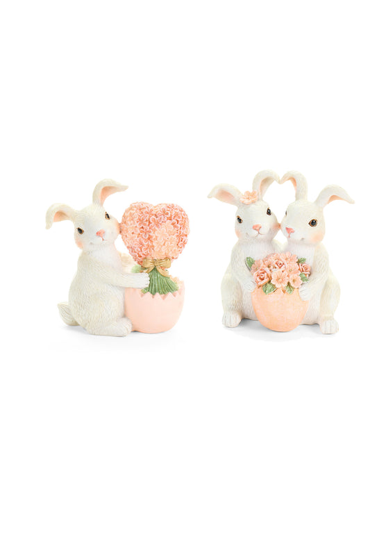 Questi coniglietti assortiti in resina della collezione Rabbit PePen di Nuvole di Stoffa ritraggono tenere scene d'amore con decorazioni floreali a forma di cuore e piccoli bouquet rosati. Le statuine, rifinite nei minimi dettagli con colori pastello, sono complementi d'arredo ideali per creare un'atmosfera romantica Shabby Chic o come decorazioni pasquali uniche per la casa. Grazie al loro design ricercato, rappresentano una perfetta idea regalo per San Valentino 