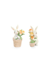 Questi coniglietti assortiti in resina della collezione Rabbit PePen di Nuvole di Stoffa sono raffigurati con vivaci mazzi di tulipani arancioni all'interno di piccoli cesti intrecciati. Il design minuzioso e i colori caldi rendono queste statuine ornamentali perfette per arricchire decorazioni pasquali o per aggiungere un tocco Shabby Chic primaverile a mensole e tavole.