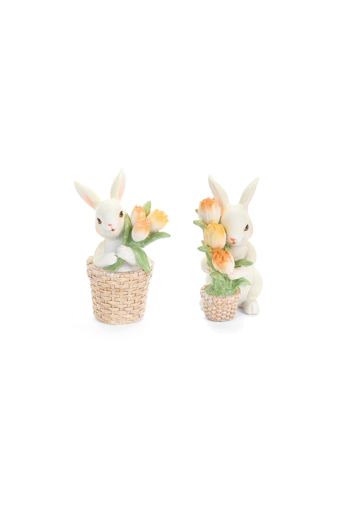 Questi coniglietti assortiti in resina della collezione Rabbit PePen di Nuvole di Stoffa sono raffigurati con vivaci mazzi di tulipani arancioni all'interno di piccoli cesti intrecciati. Il design minuzioso e i colori caldi rendono queste statuine ornamentali perfette per arricchire decorazioni pasquali o per aggiungere un tocco Shabby Chic primaverile a mensole e tavole.