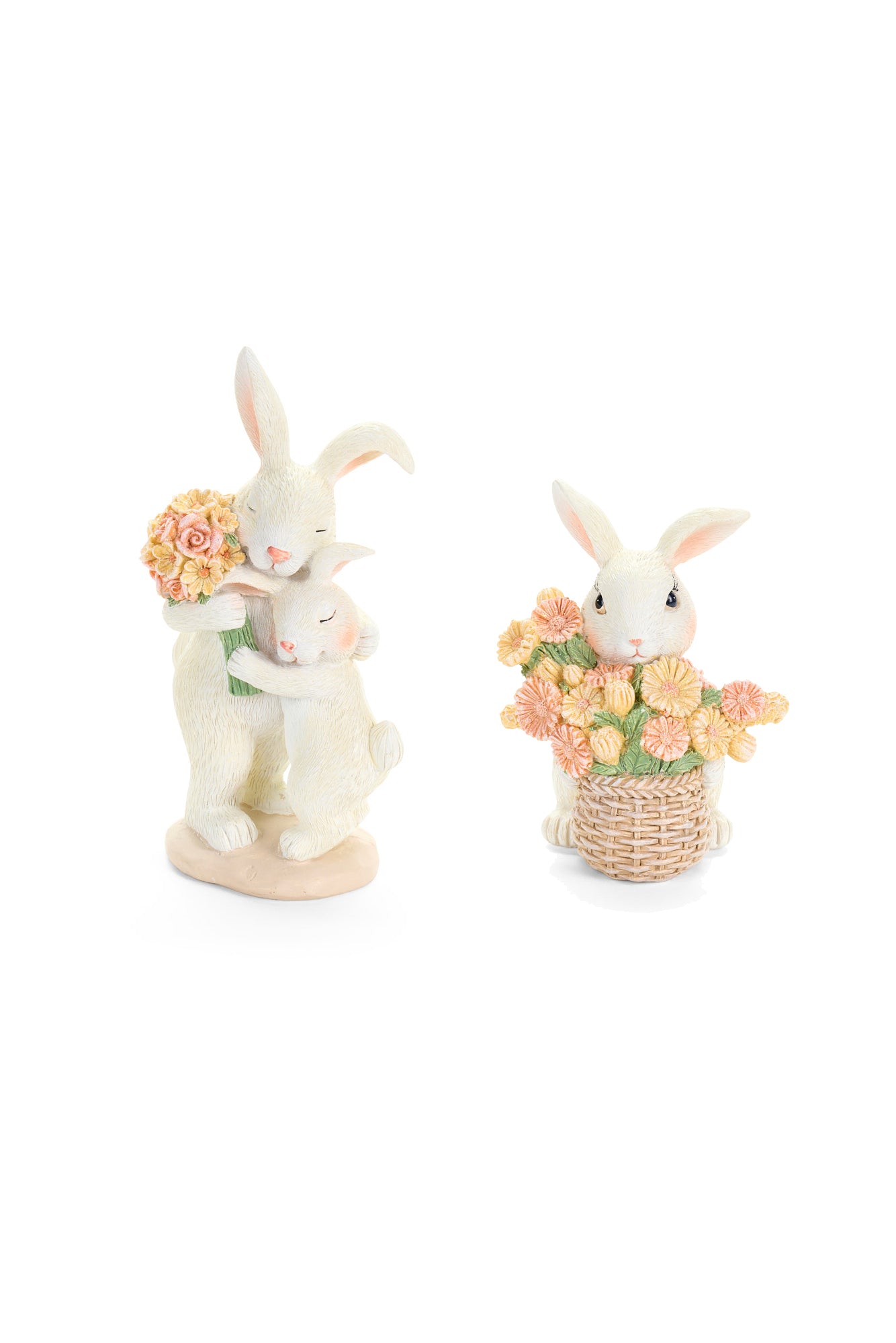 Questi coniglietti assortiti in resina della collezione Rabbit PePen di Nuvole di Stoffa sono decorati con delicati mazzi di fiori color pastello e cestini intrecciati. La linea comprende una tenera coppia di conigli in un abbraccio e un coniglietto singolo immerso tra i fiori, entrambi perfetti come soprammobili Shabby Chic o decorazioni pasquali ricercate. Realizzati con finiture artigianali di alta qualità, questi oggetti ornamentali rappresentano un'idea regalo ideale per donare un tocco di dolcezza