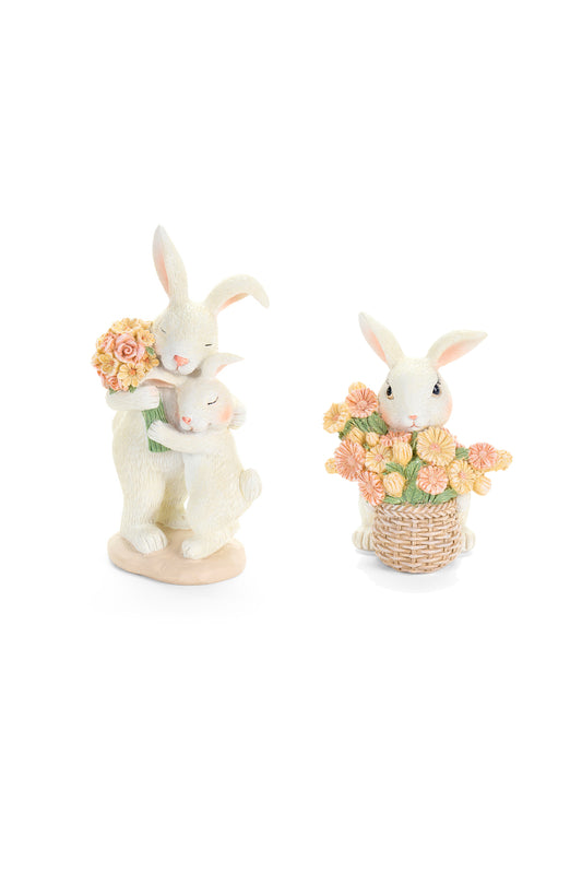 Questi coniglietti assortiti in resina della collezione Rabbit PePen di Nuvole di Stoffa sono decorati con delicati mazzi di fiori color pastello e cestini intrecciati. La linea comprende una tenera coppia di conigli in un abbraccio e un coniglietto singolo immerso tra i fiori, entrambi perfetti come soprammobili Shabby Chic o decorazioni pasquali ricercate. Realizzati con finiture artigianali di alta qualità, questi oggetti ornamentali rappresentano un'idea regalo ideale per donare un tocco di dolcezza