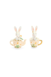 Questi graziosi coniglietti assortiti in resina della collezione Rabbit PePen di Nuvole di Stoffa sono raffigurati all'interno di una teiera e di una tazzina decorate con tulipani e dettagli dorati. Le statuine presentano una finitura artigianale delicata, ideale per creare una scenografica decorazione pasquale o per impreziosire una cucina in stile country chic e shabby. 