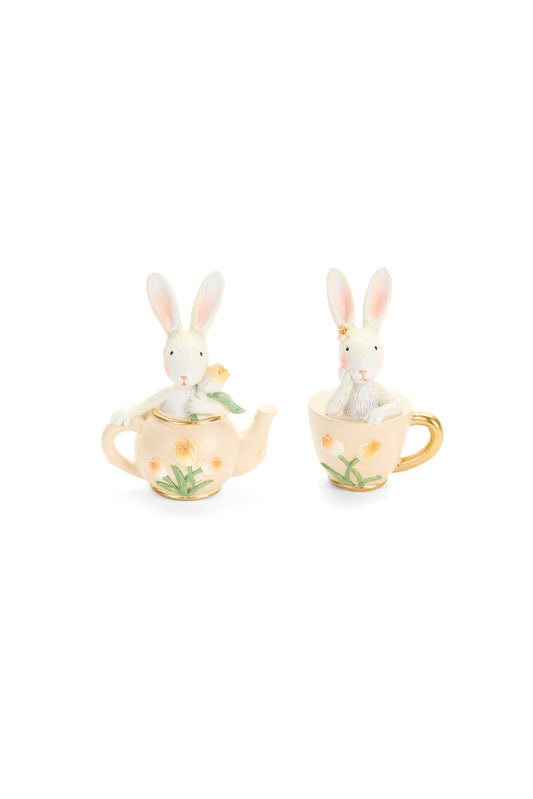 Questi graziosi coniglietti assortiti in resina della collezione Rabbit PePen di Nuvole di Stoffa sono raffigurati all'interno di una teiera e di una tazzina decorate con tulipani e dettagli dorati. Le statuine presentano una finitura artigianale delicata, ideale per creare una scenografica decorazione pasquale o per impreziosire una cucina in stile country chic e shabby. 