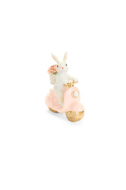Questa simpatica statuina in resina della collezione Rabbit PePen di Nuvole di Stoffa ritrae un coniglio bianco alla guida di un motorino rosa con dettagli dorati e un cestino di fiori sulla schiena. Il design originale e i colori pastello rendono questo coniglio su vespa un elemento decorativo perfetto per allestimenti pasquali creativi o per regalare un tocco giocoso e Shabby Chic alla casa.
