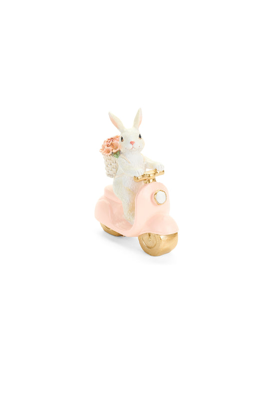 Questa simpatica statuina in resina della collezione Rabbit PePen di Nuvole di Stoffa ritrae un coniglio bianco alla guida di un motorino rosa con dettagli dorati e un cestino di fiori sulla schiena. Il design originale e i colori pastello rendono questo coniglio su vespa un elemento decorativo perfetto per allestimenti pasquali creativi o per regalare un tocco giocoso e Shabby Chic alla casa.