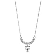 Collana con catena sottile argentata, fila di cristalli incastonati e ciondolo a forma di cuore liscio. Gioiello delicato ideale per l'uso quotidiano e come idea regalo.