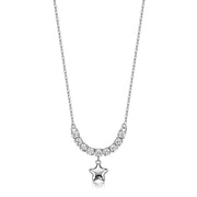 Collana con catena sottile argentata, fila di cristalli incastonati e ciondolo a forma di stella liscia. Gioiello delicato ideale per l'uso quotidiano e come idea regalo.