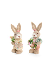 Questa deliziosa coppia di coniglietti decorativi assortiti della collezione "Rabbit PePen" di Nuvole di Stoffa, in versione media, incanta per il suo stile country e l'attenzione ai dettagli. Realizzati con materiali che evocano la naturalezza della paglia e delle fibre intrecciate, i due personaggi sfoggiano abiti coordinati dai toni pastello