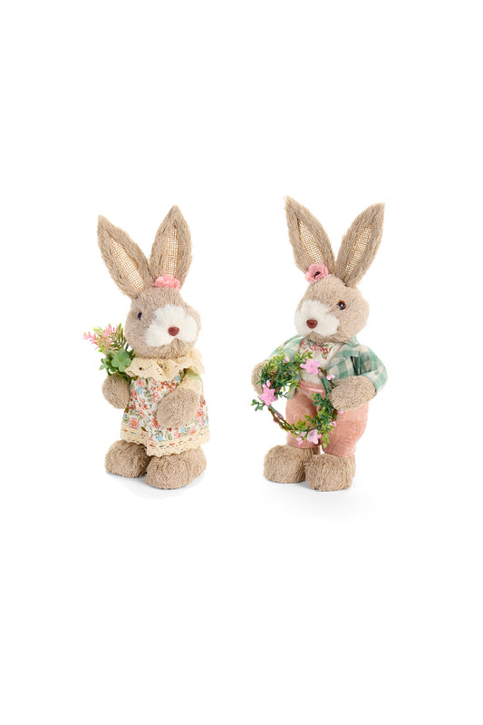 Questa deliziosa coppia di coniglietti decorativi assortiti della collezione "Rabbit PePen" di Nuvole di Stoffa, in versione media, incanta per il suo stile country e l'attenzione ai dettagli. Realizzati con materiali che evocano la naturalezza della paglia e delle fibre intrecciate, i due personaggi sfoggiano abiti coordinati dai toni pastello