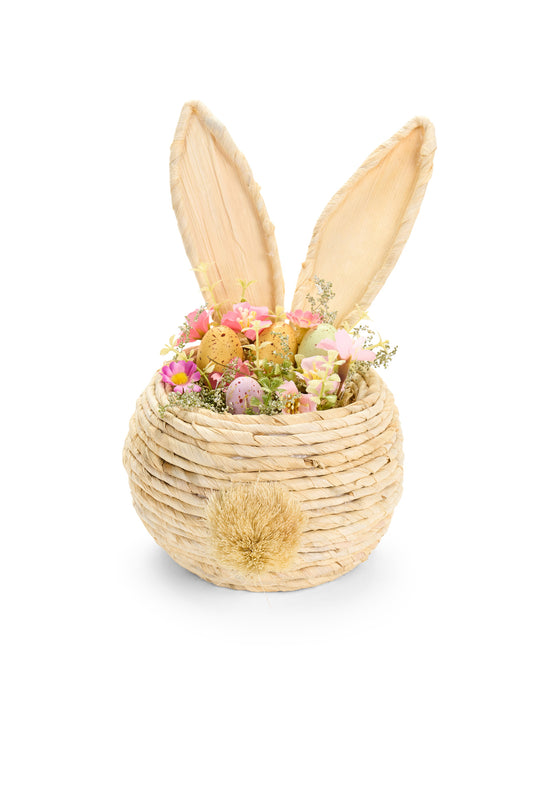 Questo originale cestino in vimini a forma di coniglio della collezione Rabbit PePen di Nuvole di Stoffa è caratterizzato da lunghe orecchie in fibra naturale e un morbido pompon che funge da codina. Allestito con uova colorate e fiori primaverili, questo cesto decorativo è un centrotavola perfetto per le festività pasquali o un raffinato contenitore Shabby Chic per ambienti rustici.