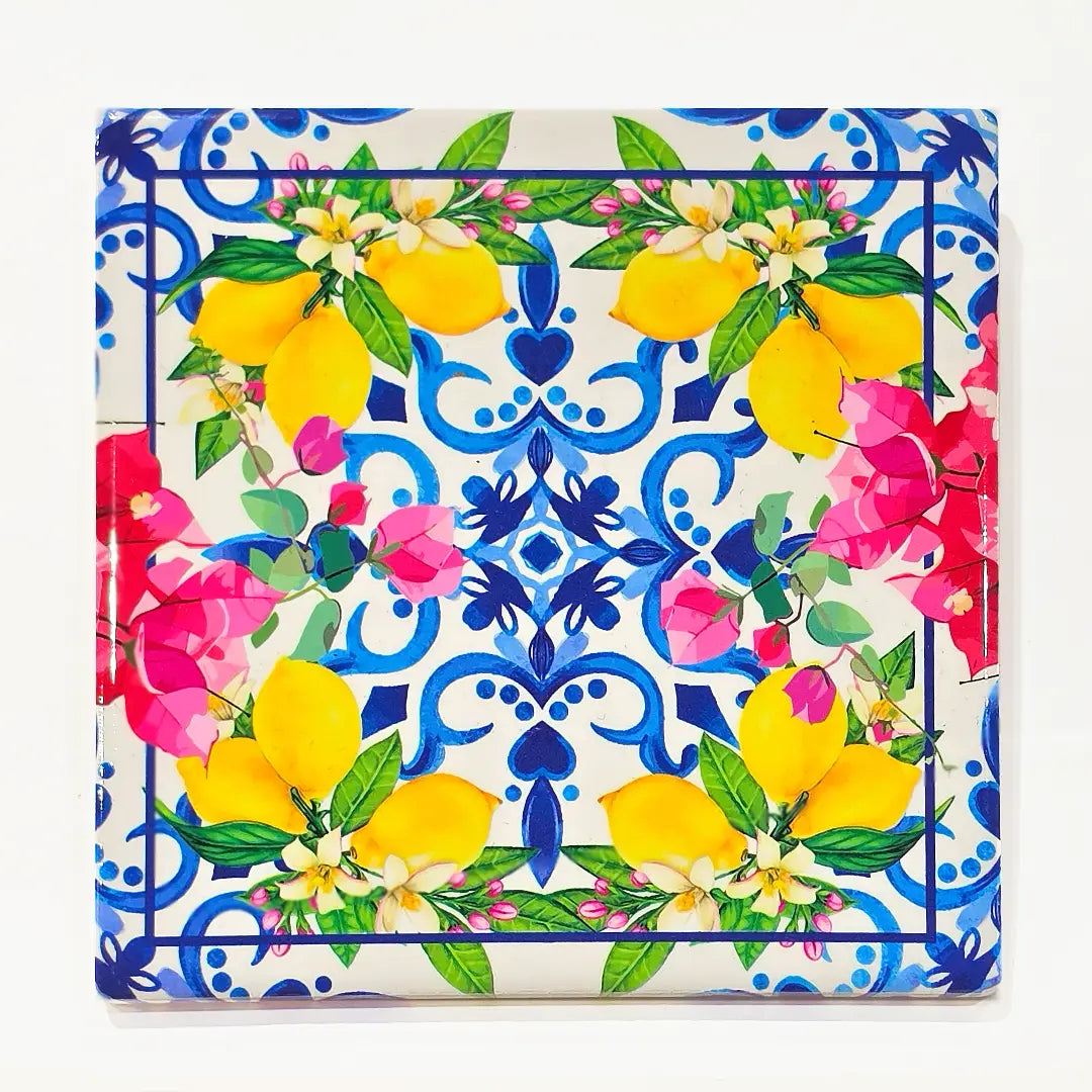 Sottopentola in ceramica quadrato, disponibile in tre modelli assortiti con motivi maiolica blu e bianca decorati con limoni, fiori di zagara e fiori di bouganville. Set di sottopentole artigianali a tema mediterraneo siciliano, ideali per la tavola estiva o come idea regalo.