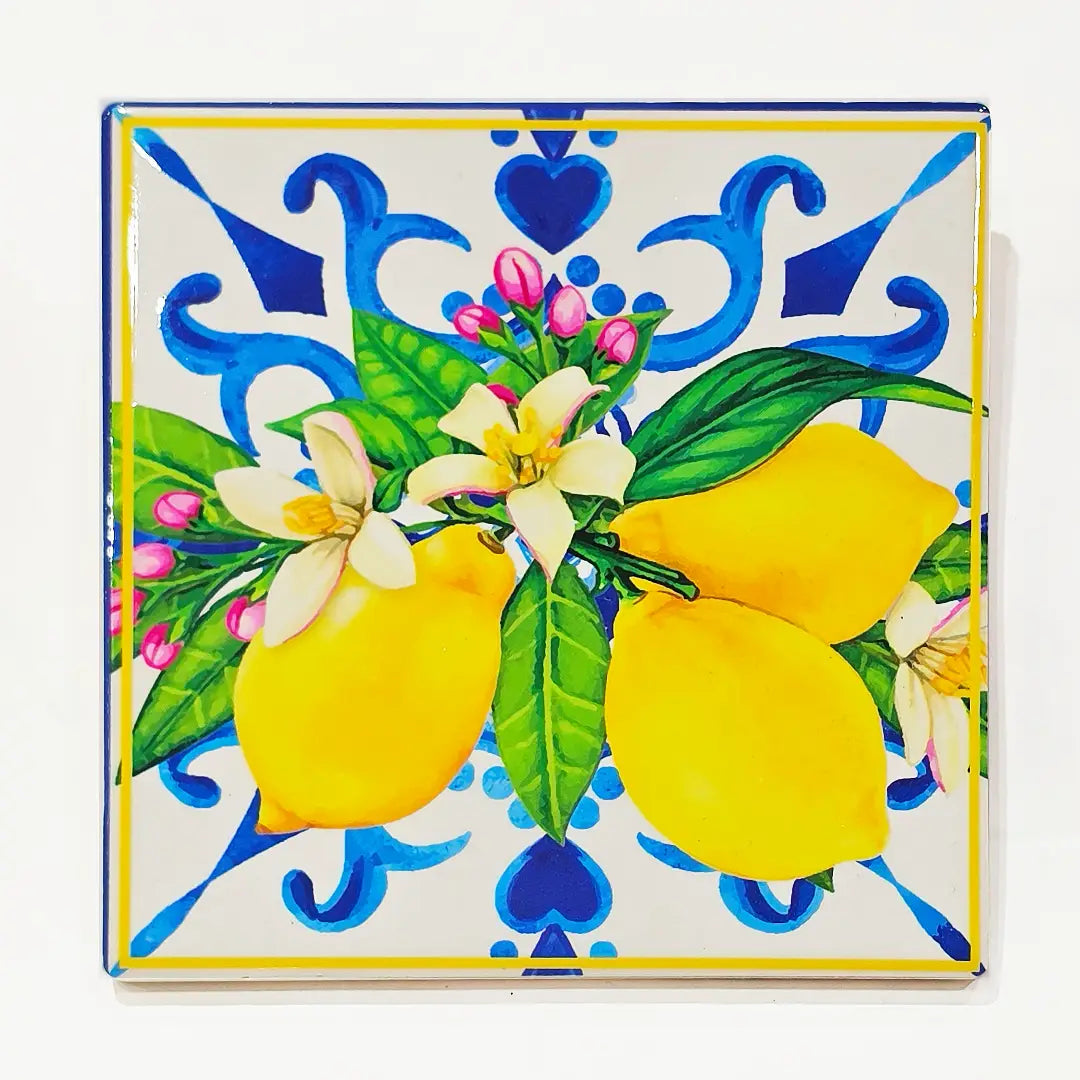 Sottopentola in ceramica quadrato, disponibile in tre modelli assortiti con motivi maiolica blu e bianca decorati con limoni, fiori di zagara e fiori di bouganville. Set di sottopentole artigianali a tema mediterraneo siciliano, ideali per la tavola estiva o come idea regalo.