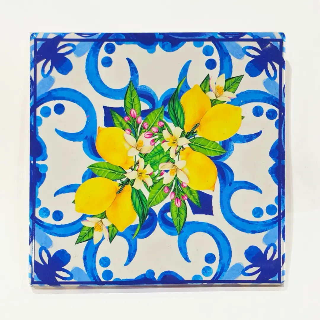 Sottopentola in ceramica quadrato, disponibile in tre modelli assortiti con motivi maiolica blu e bianca decorati con limoni, fiori di zagara e fiori di bouganville. Set di sottopentole artigianali a tema mediterraneo siciliano, ideali per la tavola estiva o come idea regalo.