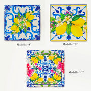 Sottopentola in ceramica quadrato, disponibile in tre modelli assortiti con motivi maiolica blu e bianca decorati con limoni, fiori di zagara e fiori di bouganville. Set di sottopentole artigianali a tema mediterraneo siciliano, ideali per la tavola estiva o come idea regalo.