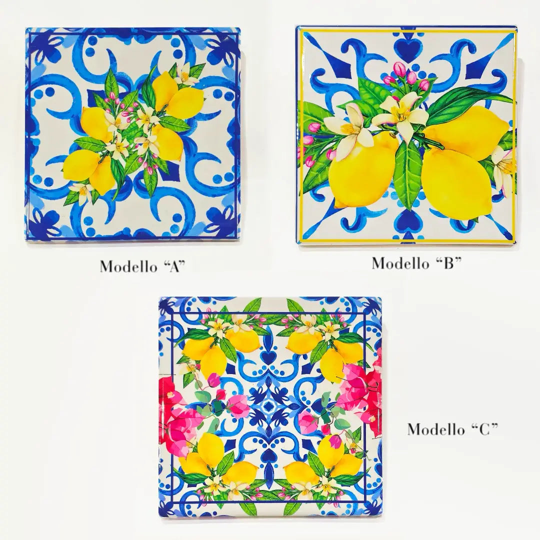 Sottopentola in ceramica quadrato, disponibile in tre modelli assortiti con motivi maiolica blu e bianca decorati con limoni, fiori di zagara e fiori di bouganville. Set di sottopentole artigianali a tema mediterraneo siciliano, ideali per la tavola estiva o come idea regalo.