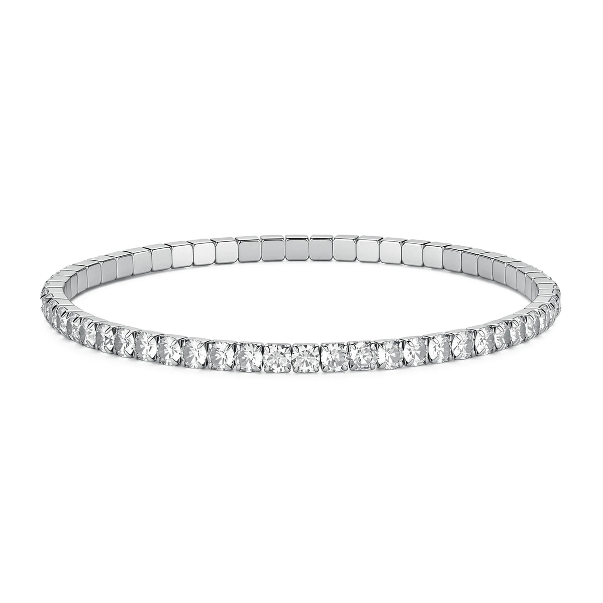 Bracciale tennis elastico con elementi cubici argentati e cristalli bianchi incastonati lungo tutta la circonferenza. Gioiello scintillante senza chiusura, ideale per l'uso quotidiano e come idea regalo.