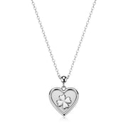Collana in acciaio con pendente a cuore che racchiude un quadrifoglio, caratterizzata da una maglia rollò e chiusura regolabile.