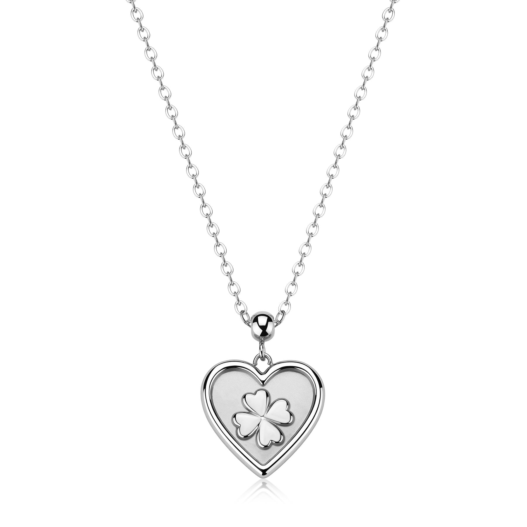 Collana in acciaio con pendente a cuore che racchiude un quadrifoglio, caratterizzata da una maglia rollò e chiusura regolabile.
