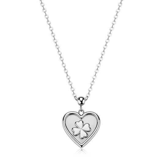 Collana in acciaio con pendente a cuore che racchiude un quadrifoglio, caratterizzata da una maglia rollò e chiusura regolabile.