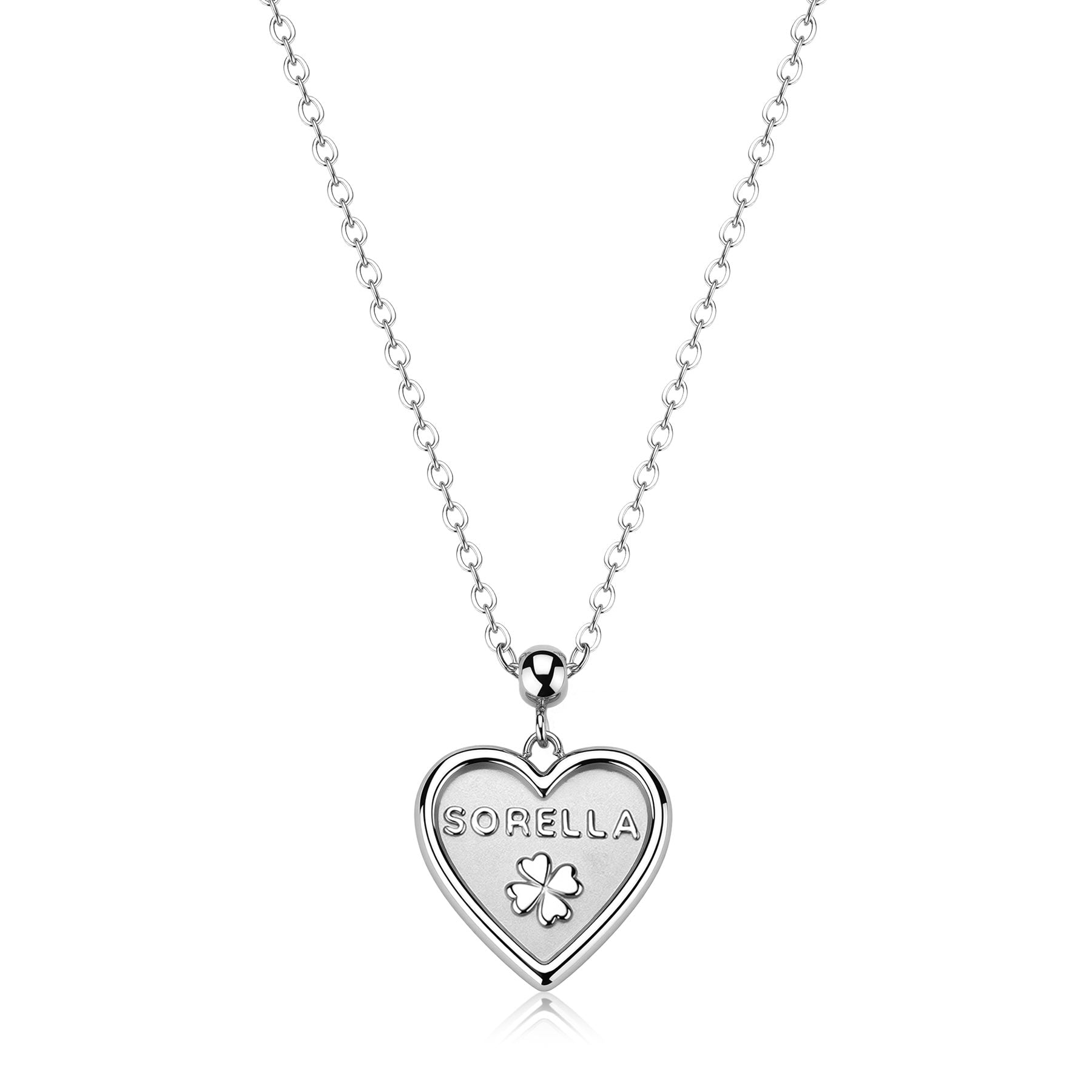 Collana in acciaio con pendente a cuore lucido recante l'incisione "Sorella" e un piccolo quadrifoglio sotto, catena a maglia rollò.