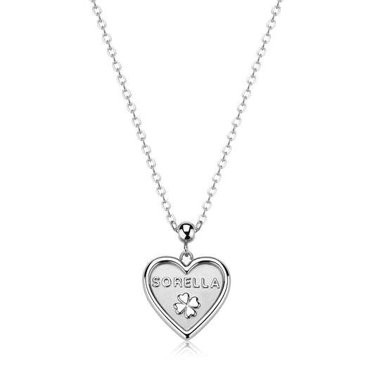 Collana in acciaio con pendente a cuore lucido recante l'incisione "Sorella" e un piccolo quadrifoglio sotto, catena a maglia rollò.