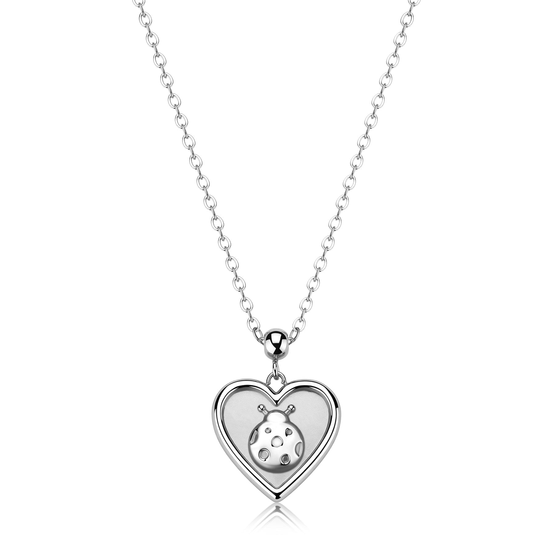 Collana in acciaio con pendente a cuore che racchiude una coccinella, dotata di catena rollò regolabile e charm con logo S'agapò.