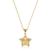 Collana con finitura oro e pendente a stella lucida recante l'incisione "Besties" e un piccolo cuore, dotata di catena rollò regolabile.